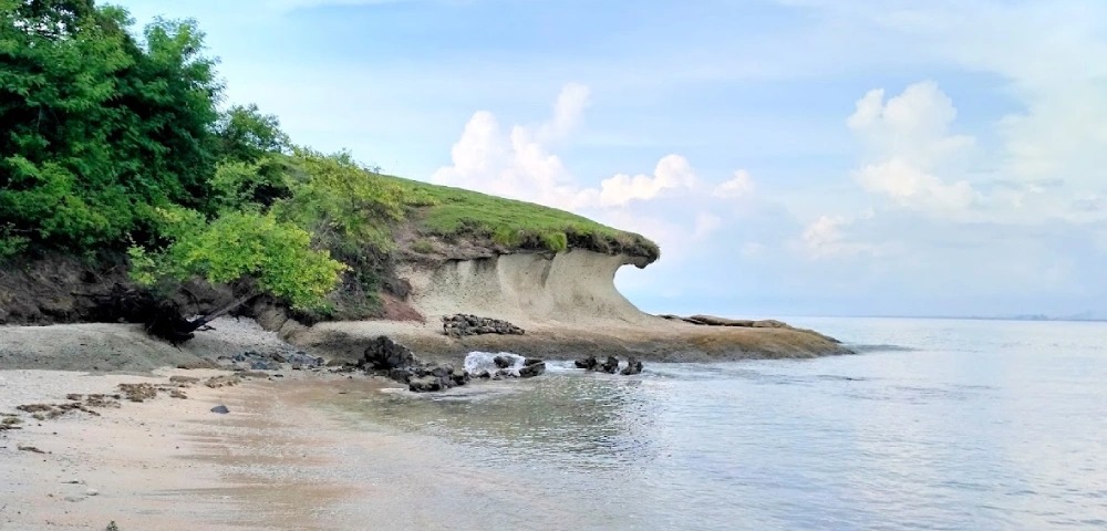 Keindahan Pantai Goa Landak